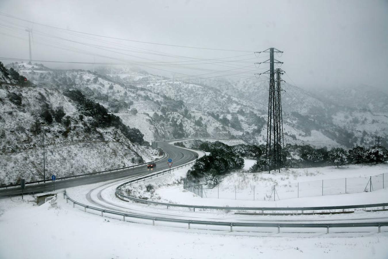 Cataluña se tiñe de blanco con la mayor nevada del invierno