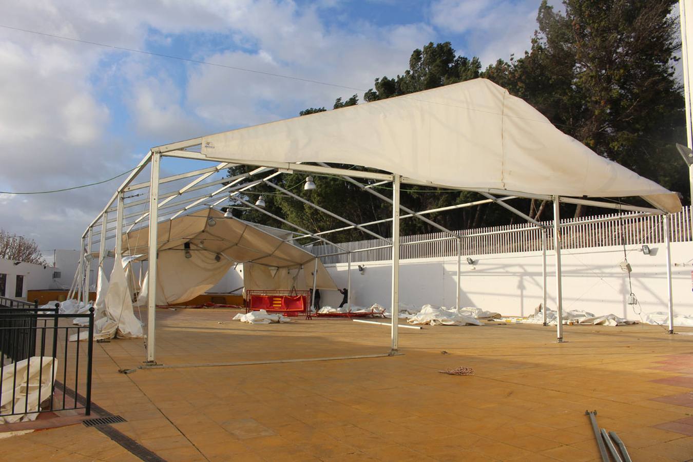 Carpa destrozada en Aguilar de la Frontera. 