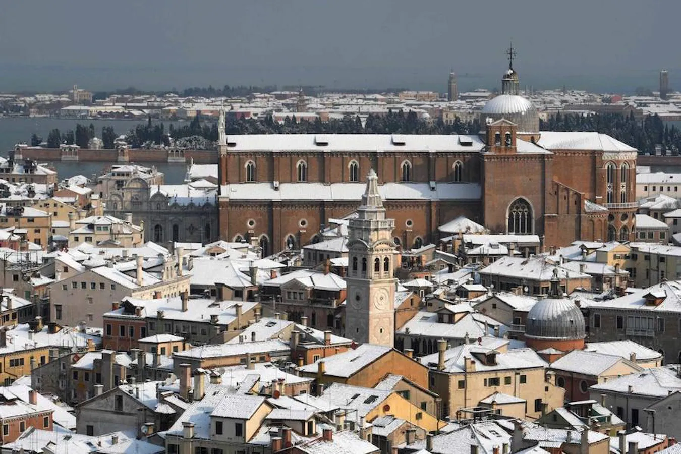 Vista aérea de Venecia en la que se aprecia los techos de los edificios cubiertos de nieve.. 