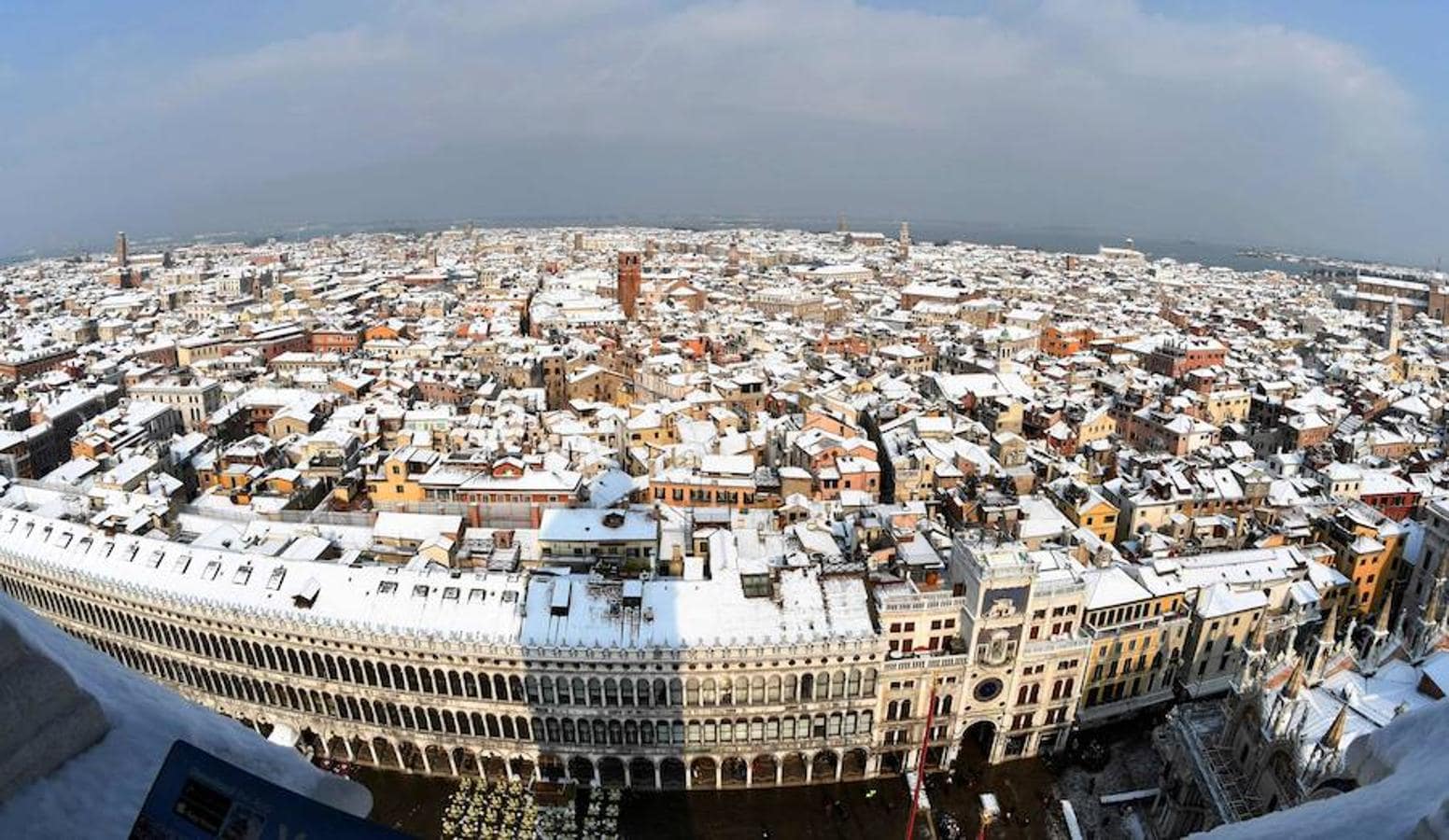 Vista aérea de Venecia nevada.. 