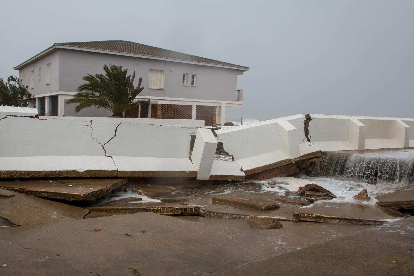 Huelva. El temporal ha devorado la playa de La Antilla (Huelva) y las casas en la línea de costa