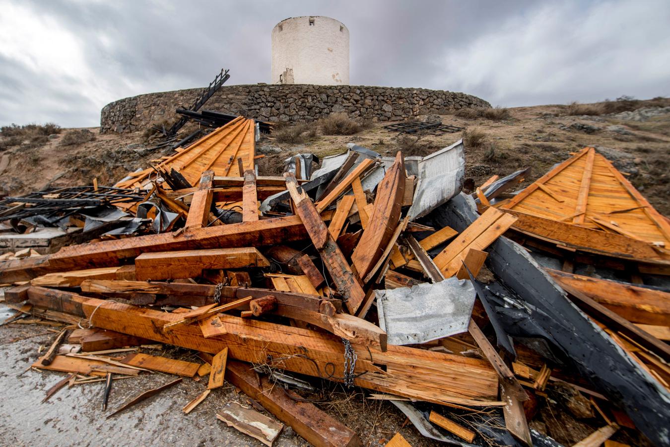 Toledo. El fuerte viento que ha soplado en Castilla-La Mancha ha causado importantes daños a los molinos de viento de Consuegra (Toledo), donde arrancado la techumbre de uno de ellos y ha roto aspas de varios otros.