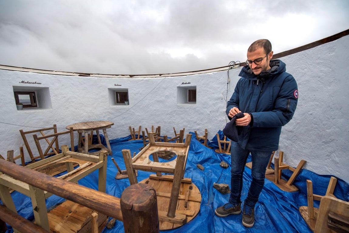 Toledo. El propietario de dos de los molinos de viento situados en el Cerro Calderico de Consuegra (Toledo) y afectados por la borrasca
