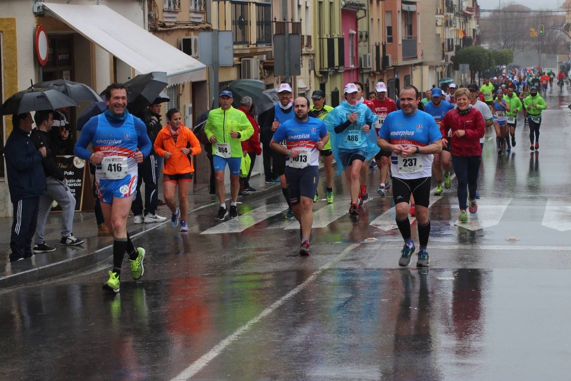 La lluvia aparece en la Media en Lucena. La prueba ha contado con más de un millar de participantes