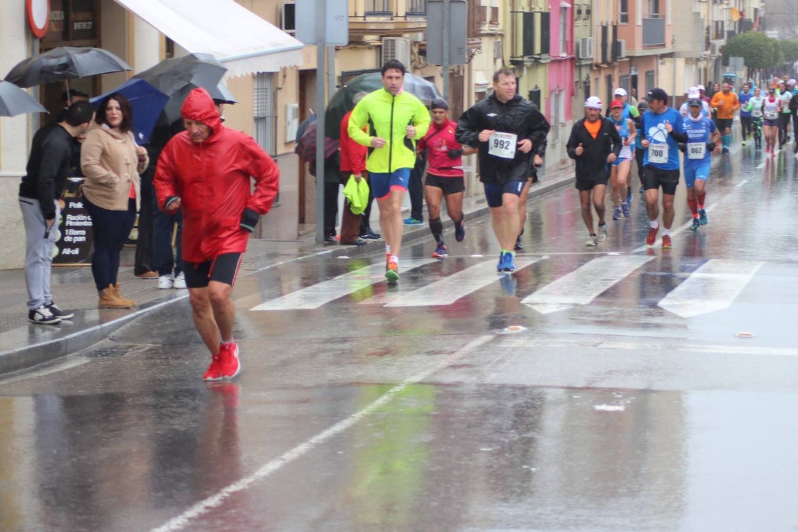 La lluviosa Media Maratón de Lucena, en imágenes