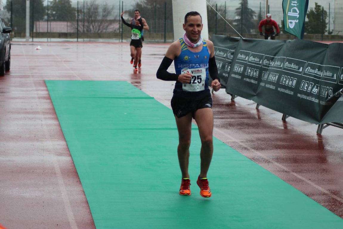 La lluviosa Media Maratón de Lucena, en imágenes
