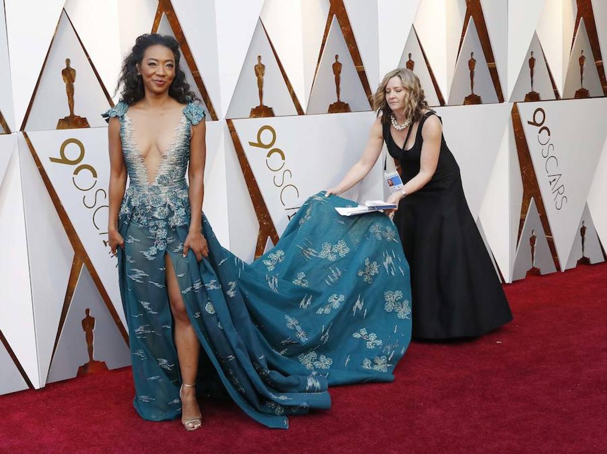 Betty Gabriel en la alfombra roja de los Oscar 2018.