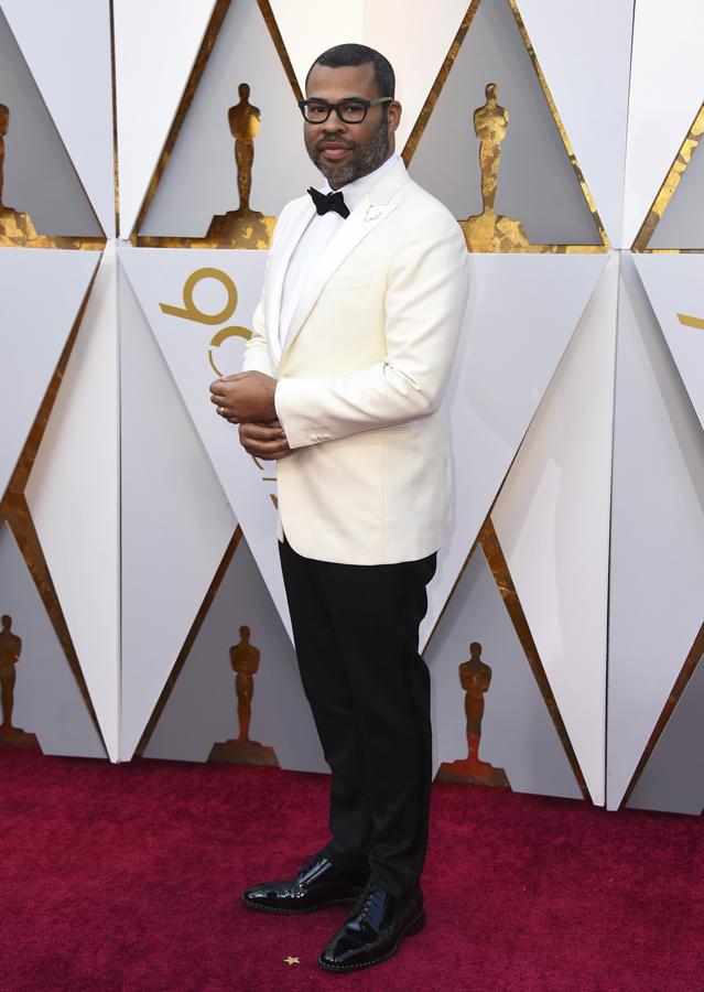 Jordan Peele. El nominado para el Premio de la Academia al Mejor Director por su película Get Out, también nominada a Mejor Película y Mejor Guion Original, lució una chaqueta blanca con una camisa de popelina también en blanco, pajarita negra de satén y pantalones negros de esmoquin de Calvin Klein y y zapatos de Jimmy Choo.