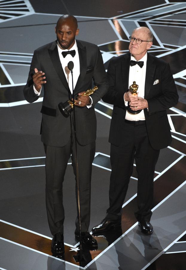 Kobe Bryany. El jugador de la NBA, que se hizo su primer Oscar por su corto de animación Dear Basketball, escogió una opción clásica y acertada con traje gris con solapas negras, pantalón con raya lateral, camisa blanca y pajarita.