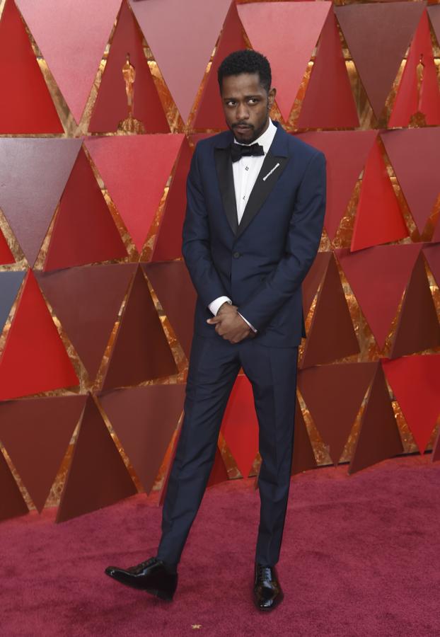 Lakeith Stanfield. El actor apostó por el color azul con un elegante esmoquin con solapas en color negro de Ermenegildo Zegna Couture.