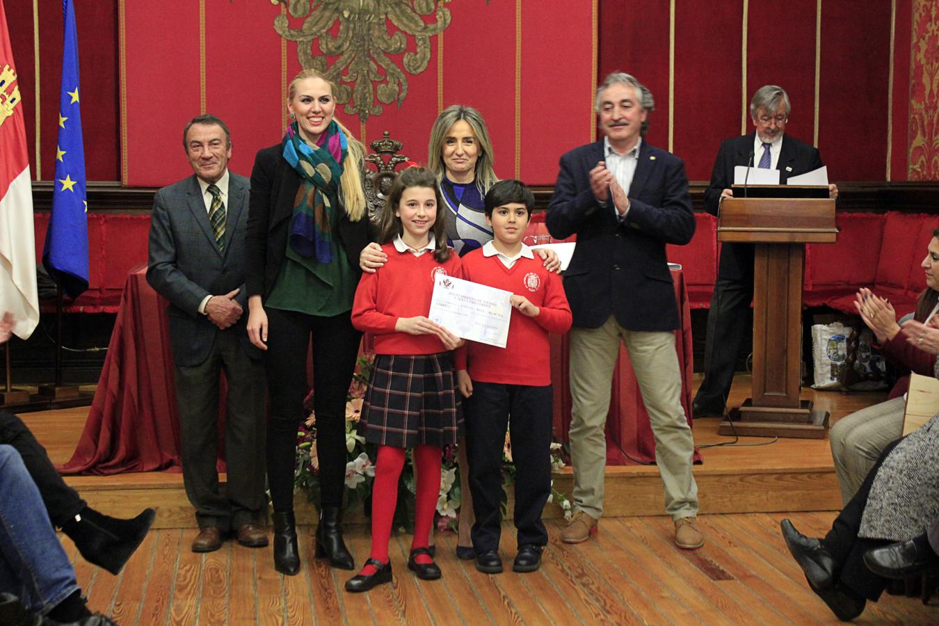 Colegio Nuestra Señora de los Infantes, responsable de la realización del tapiz: Laura Fernández Galán, acompañada de los alumnos Cecilia Ranz Martínez, y Álvaro Sánchez Martín.. 