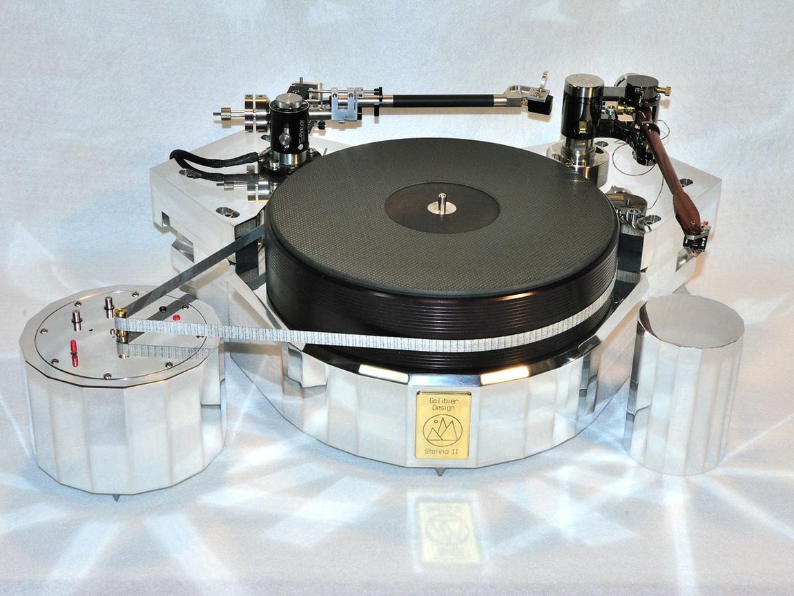 Stelvio II Turntable. Sus piezas funcionan de forma totalmente autónoma, una innovación más que aceptable. Pero lo realmente innovador en la pieza es que tiene dos brazos: «es como tener dos aparatos en uno», aclaran los fabricantes. Precio: 35.000 euros