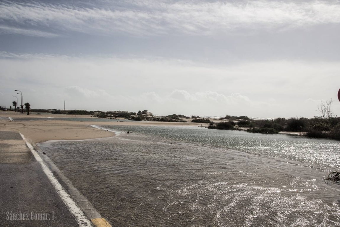 La playa de Camposoto en San Fernando tras el temporal