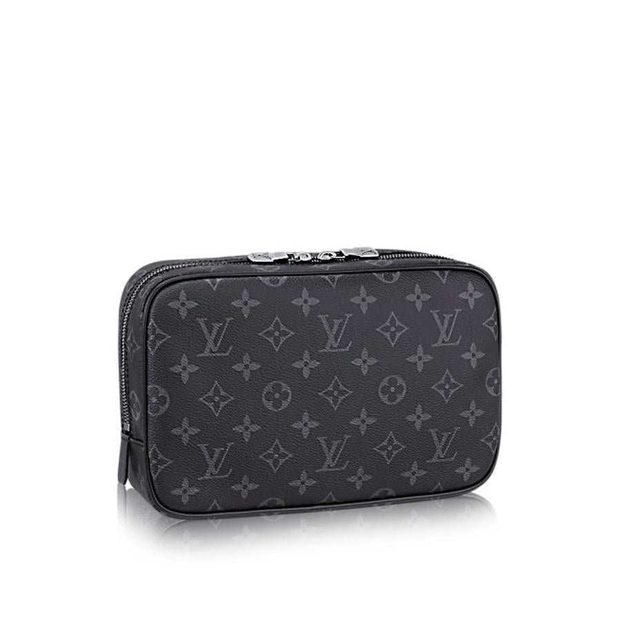 Neceser. Y para llevar todos sus productos, nada mejor que un neceser de calidad y diseño que marque la diferencia como el modelo de Louis Vuitton en piel de color negra con estampado Monogram, con el tamaño ideal para viajar. (Precio: 505 euros)