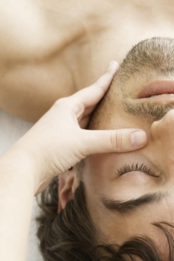 Tratamiento en cabina. Más allá de los cuidados en casa, también podemos optar por regalar un tratamiento en cabina. Según nos cuentan en el Centro Médico Lajo Plaza de Madrid, el tratamiento rejuvenecedor de cuello y mandíbula es el tratamiento masculino antiedad más demandado. Consigue proyectar y rejuvenecer la línea de la mandíbula mediante infiltraciones con microcánulas. Se trata de un tratamiento indoloro, rápido, y de efectos inmediatos con el que el rostro se vuelve más atractivo, la mandíbula se ve más fuerte y el mentón más marcado. (Precio: entre 800 y 1.200 euros)