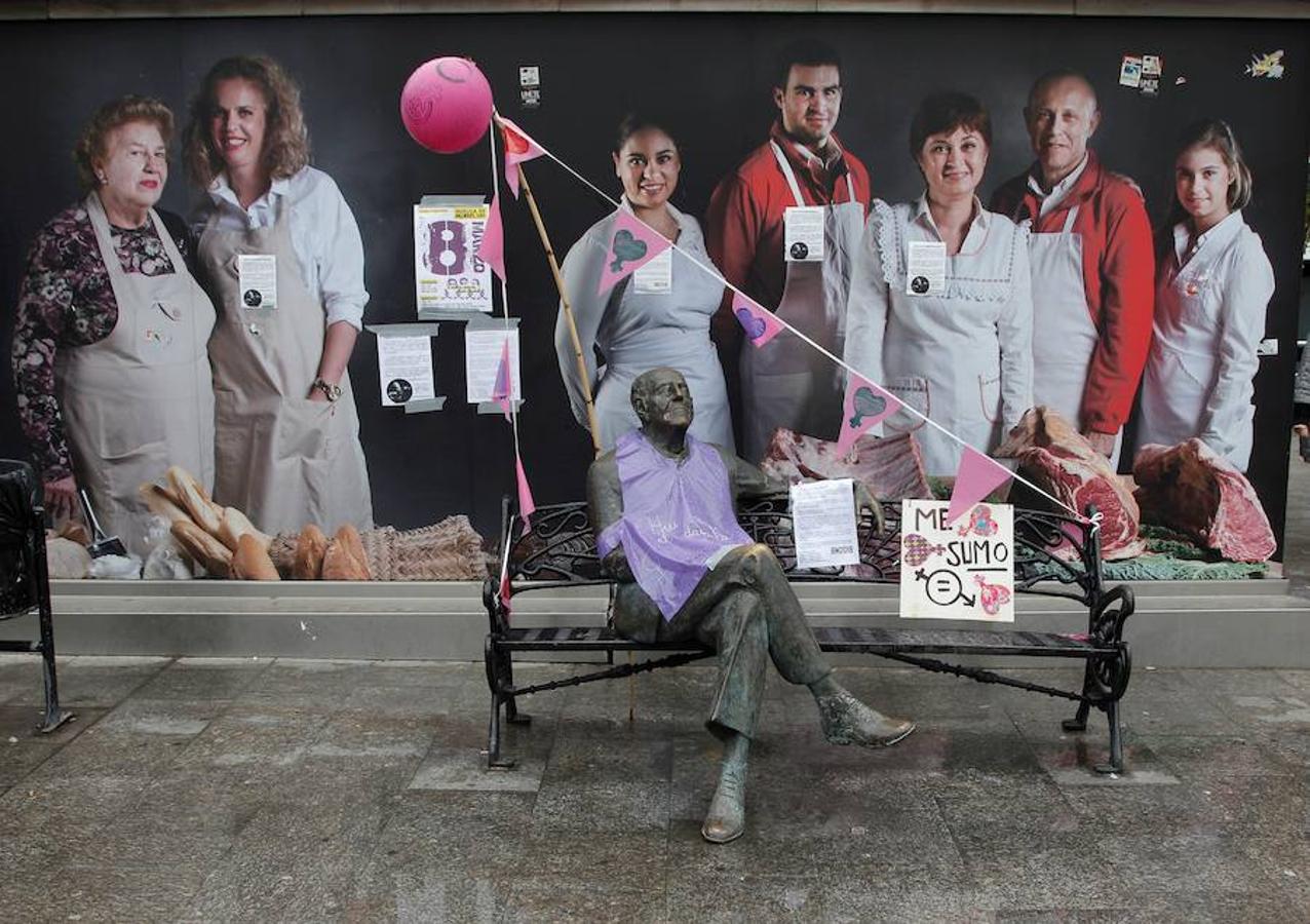 Así amaneció la estatua del artisa alicantino Gastón Castelló.. 