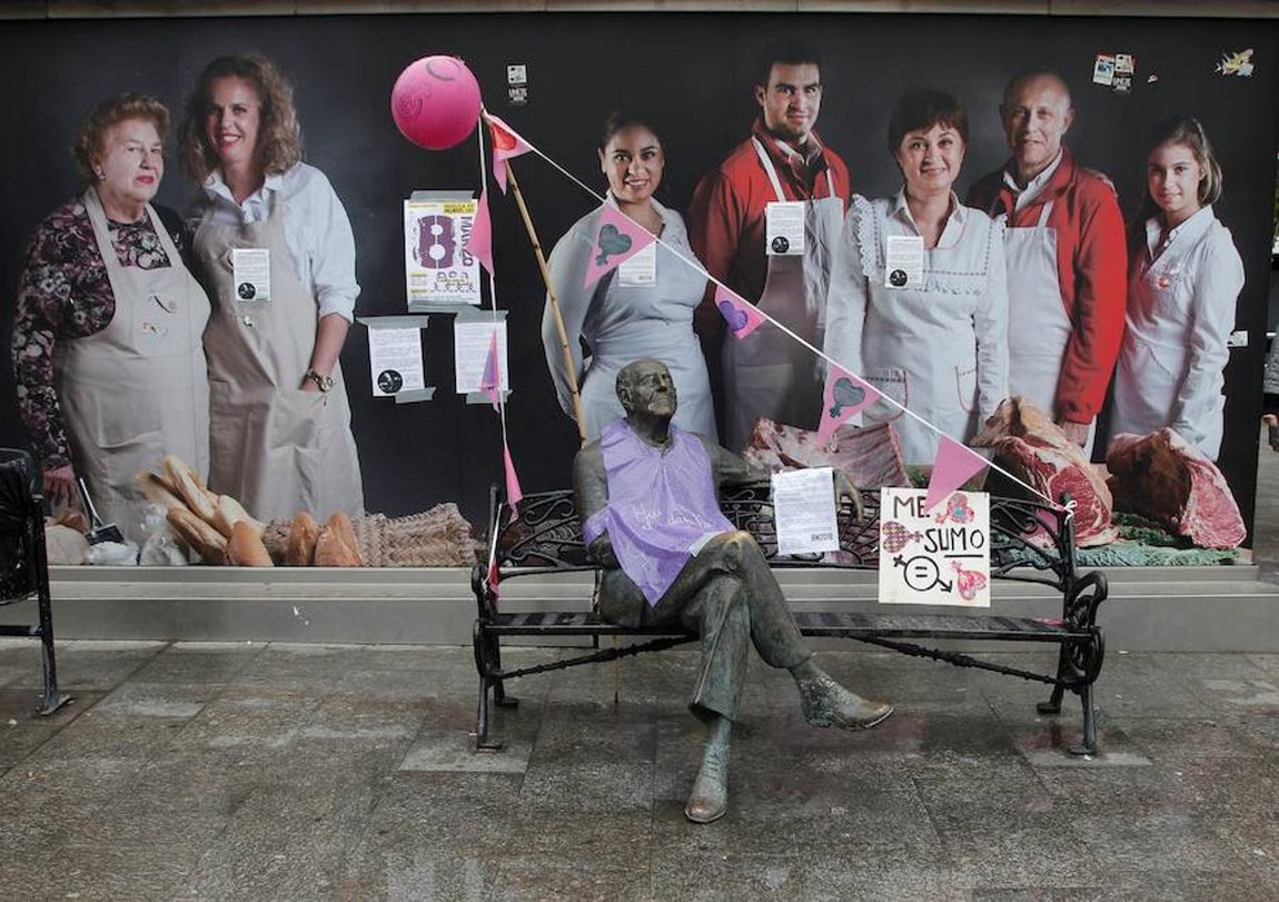 Así amaneció la estatua del artisa alicantino Gastón Castelló.. 