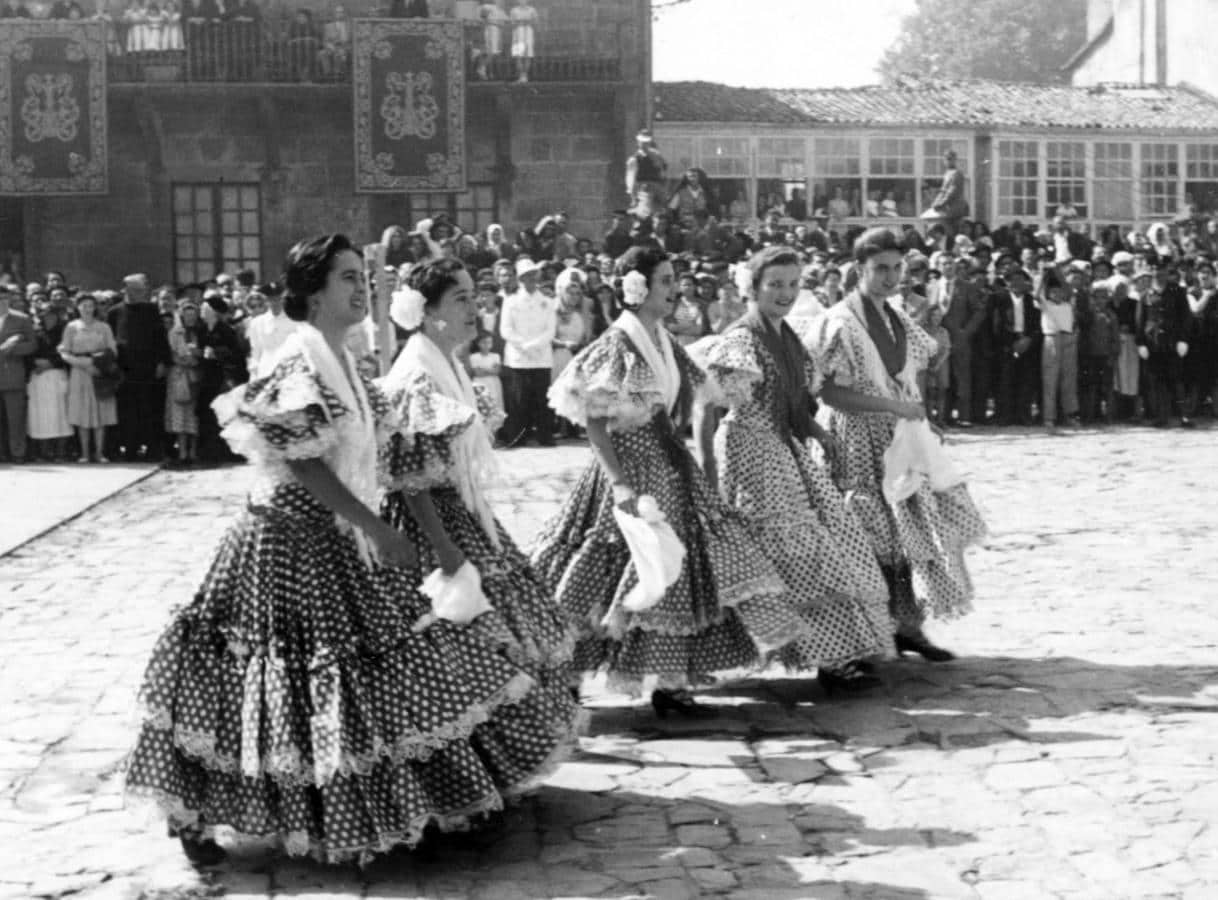 Peregrinas andaluzas en Santiago. Varias jóvenes peregrinaron a Santiago en el año 1954. Así fueron recibidas