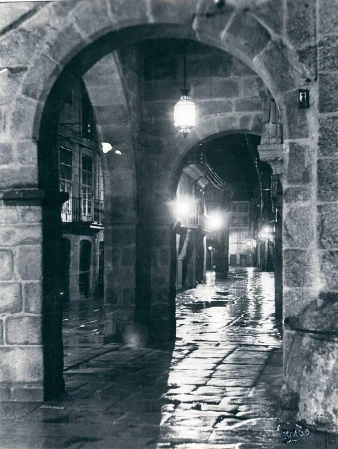 Rúa Nova, bajo la lluvia. Vista nocturna de la mítica Rúa Nova en el año 1955