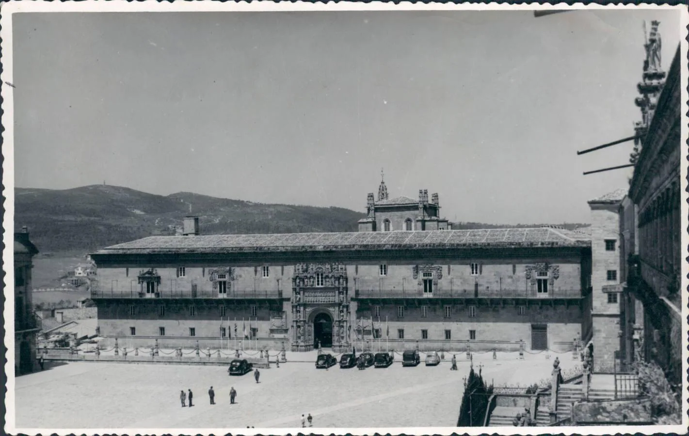 Un Obradoiro desconocido. Vista del Hostal de los Reyes Católicos en el año 1958. Al fondo, ninguna edificación