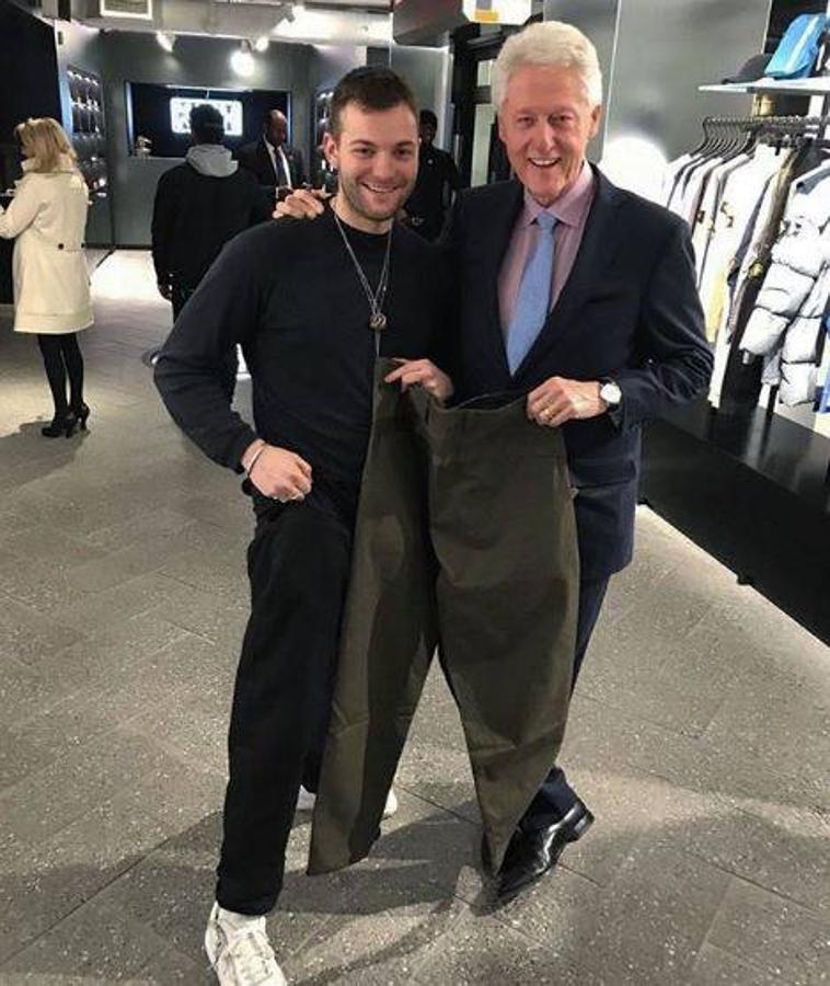 Bill Clinton se corona como rey de Instagram tras comprarse unos pantalones para jugar al golf por 700 dólares. 