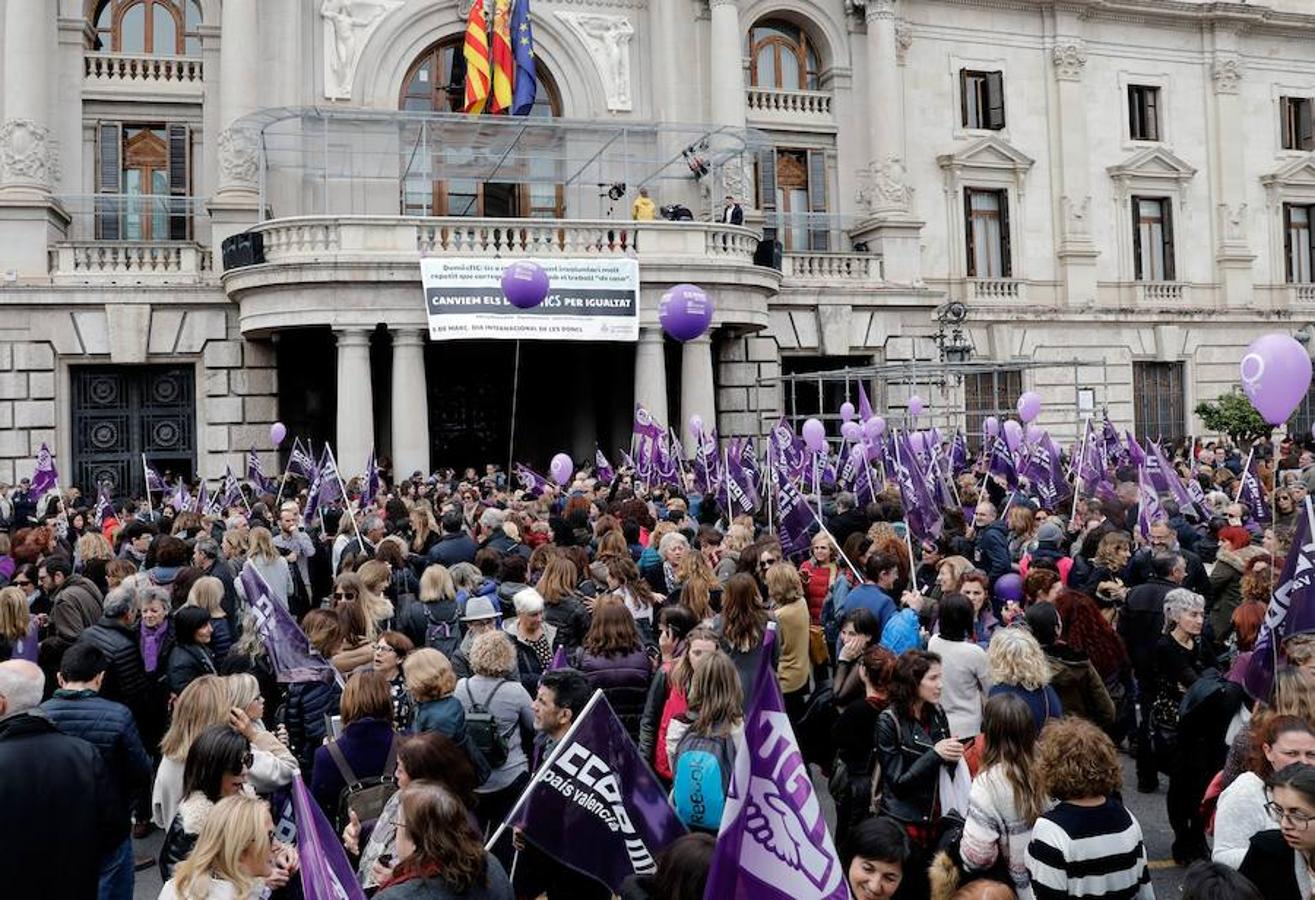 Cientos de mujeres durante la manifestación convocada por colectivos feministas ante el Ayuntamiento de Valencia.. 