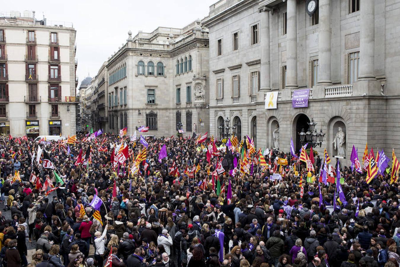 Aspecto de la concentración que se ha llevado a cabo en la Plaza de Sant Jaume de Barcelona durante la huelga general feminista, con motivo del Día de la Mujer.. 