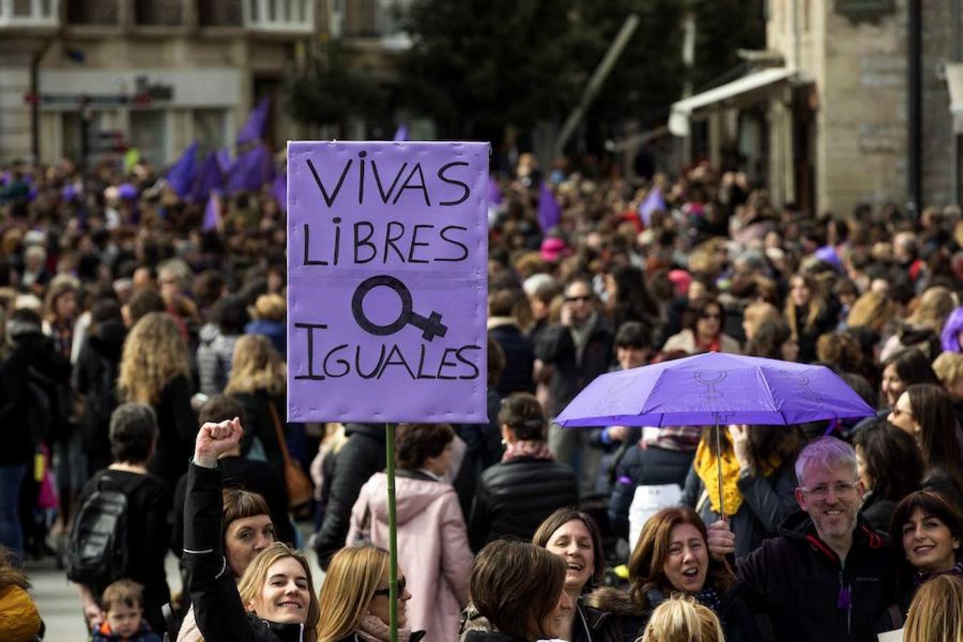 Miles de personas se han manifestado hoy en Vitoria con motivo de la huelga feminista convocada por el Día Internacional de la Mujer.. 