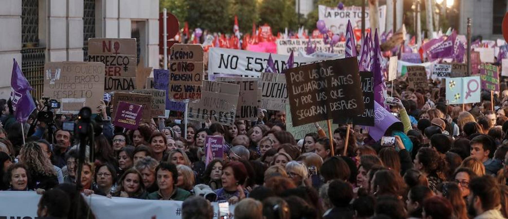 Manifestación convocada por el movimiento feminista con motivo del dia de la mujer durante su recorrido por el centro de Sevilla.. 