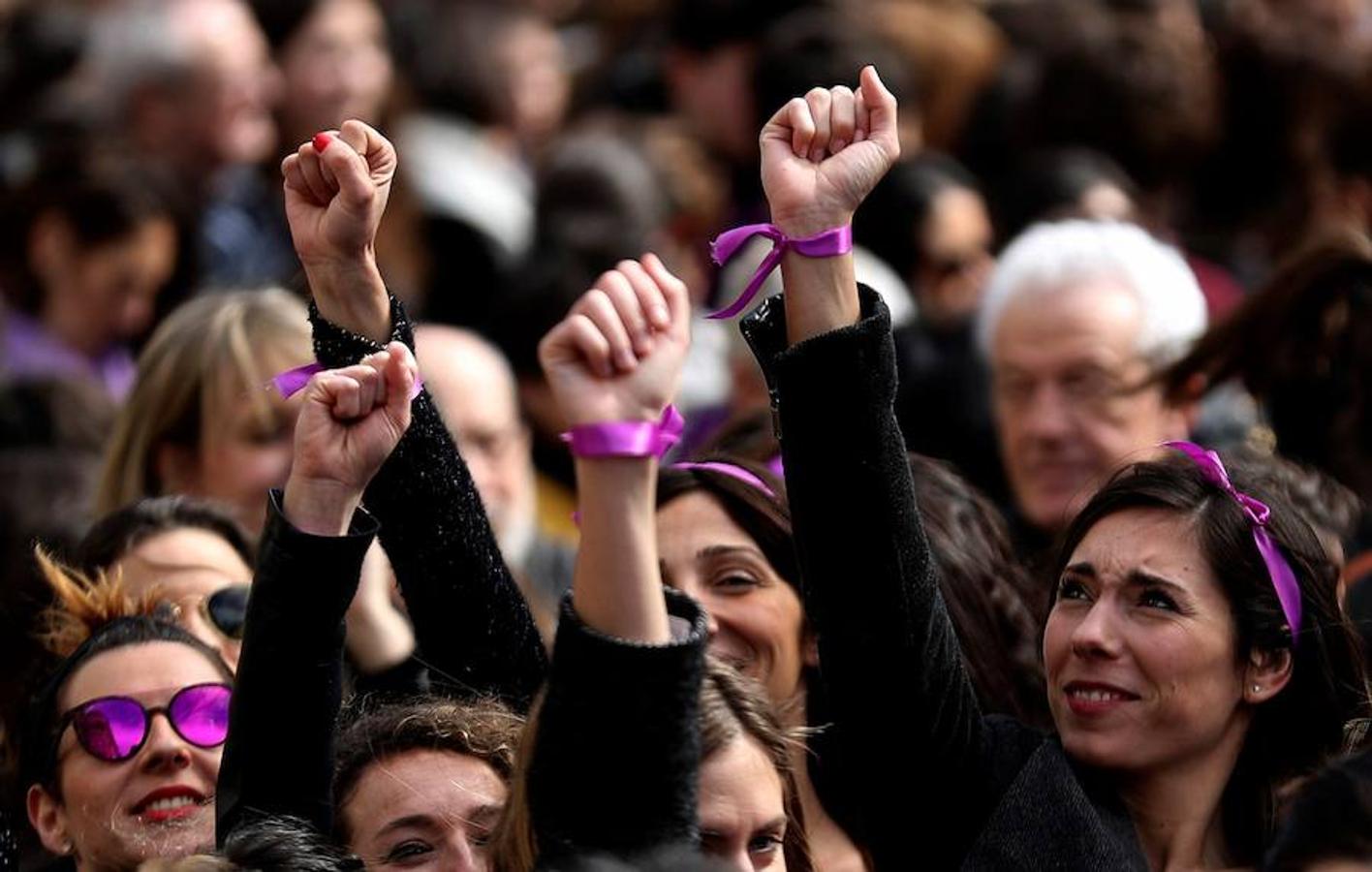 Participantes en la concentración convocada por movimientos feministas hoy en el bulevar de San Sebastián con motivo del Día Internacional de la Mujer.. 