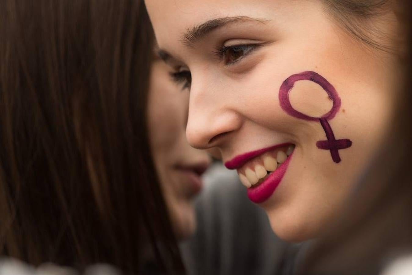 Una estudiante universitaria durante una concentración de alumnos de las universidades de Barcelona con motivo del Día de la Mujer.. 