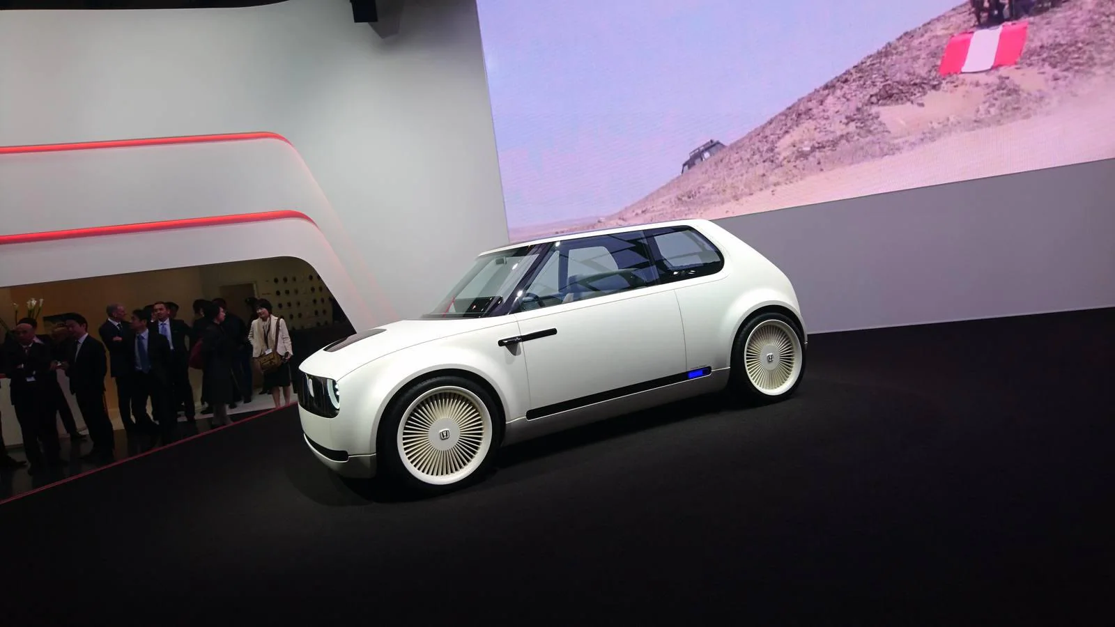 Honda Urban Concept EV. El primer eléctrico de Honda llegará en 2019, pero en 2018 ya admitirá pedidos de este curioso modelo que de momento vemos como "concept car". 