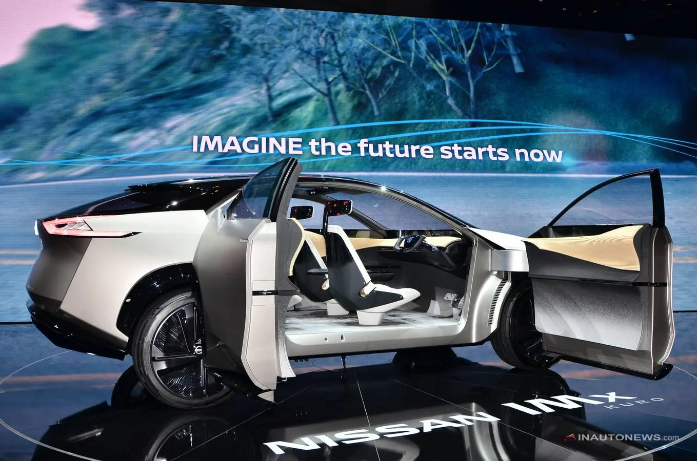 El Nissan IMx supone un avance del futuro de la Movilidad Inteligente Nissan. La tecnología B2V interpreta las señales del cerebro del conductor para ayudarle y para ayudar a los sistemas autónomos y manuales del vehículo a aprender de él. 