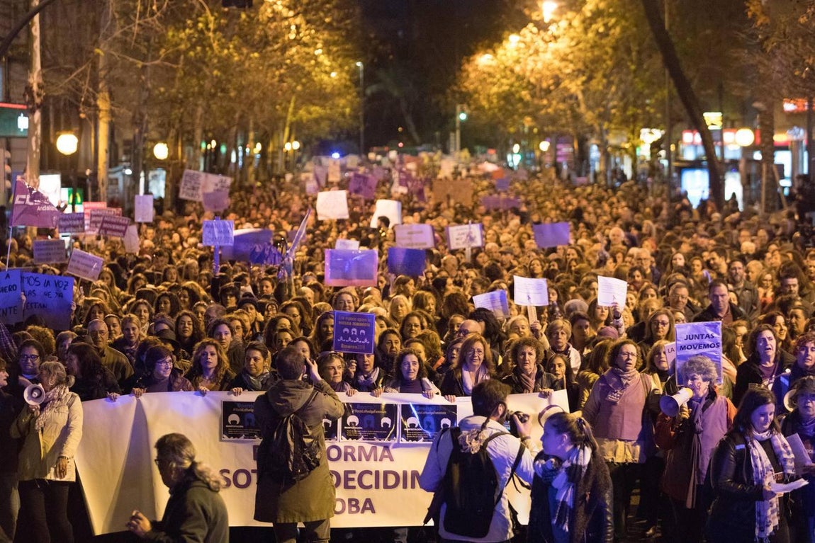 En imágenes, la multitudinaria manifestación feminista en Córdoba