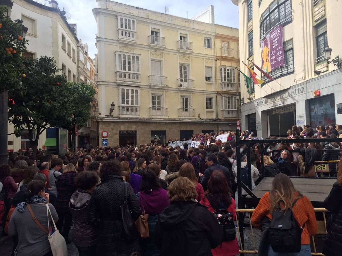 Cádiz se echa a la calle en femenino plural