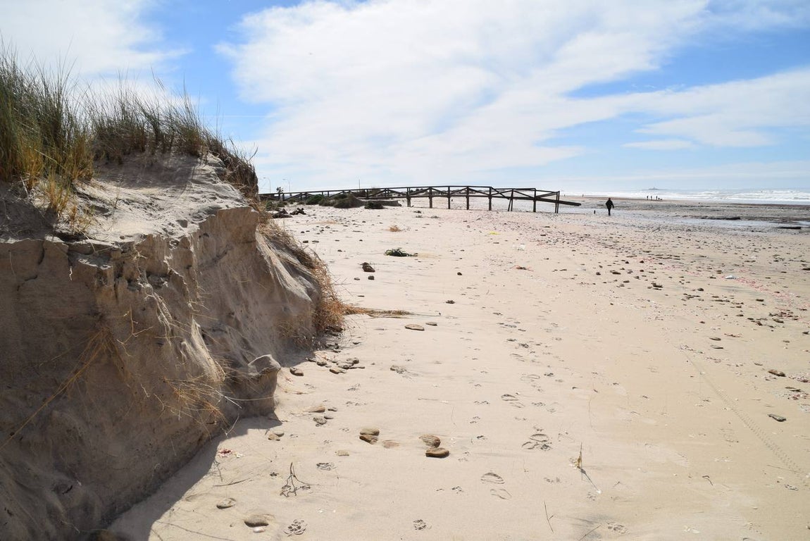 FOTOS: Así ha quedado la playa de Camposoto en San Fernando