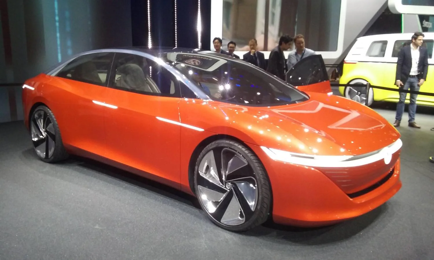 Volkswagen ha presentado su I.D. Vizzion. Una berlina totalmente eléctrica que será en el futuro el máximo exponente de la familia I.D., y llegará a las carreteras en 2022. 