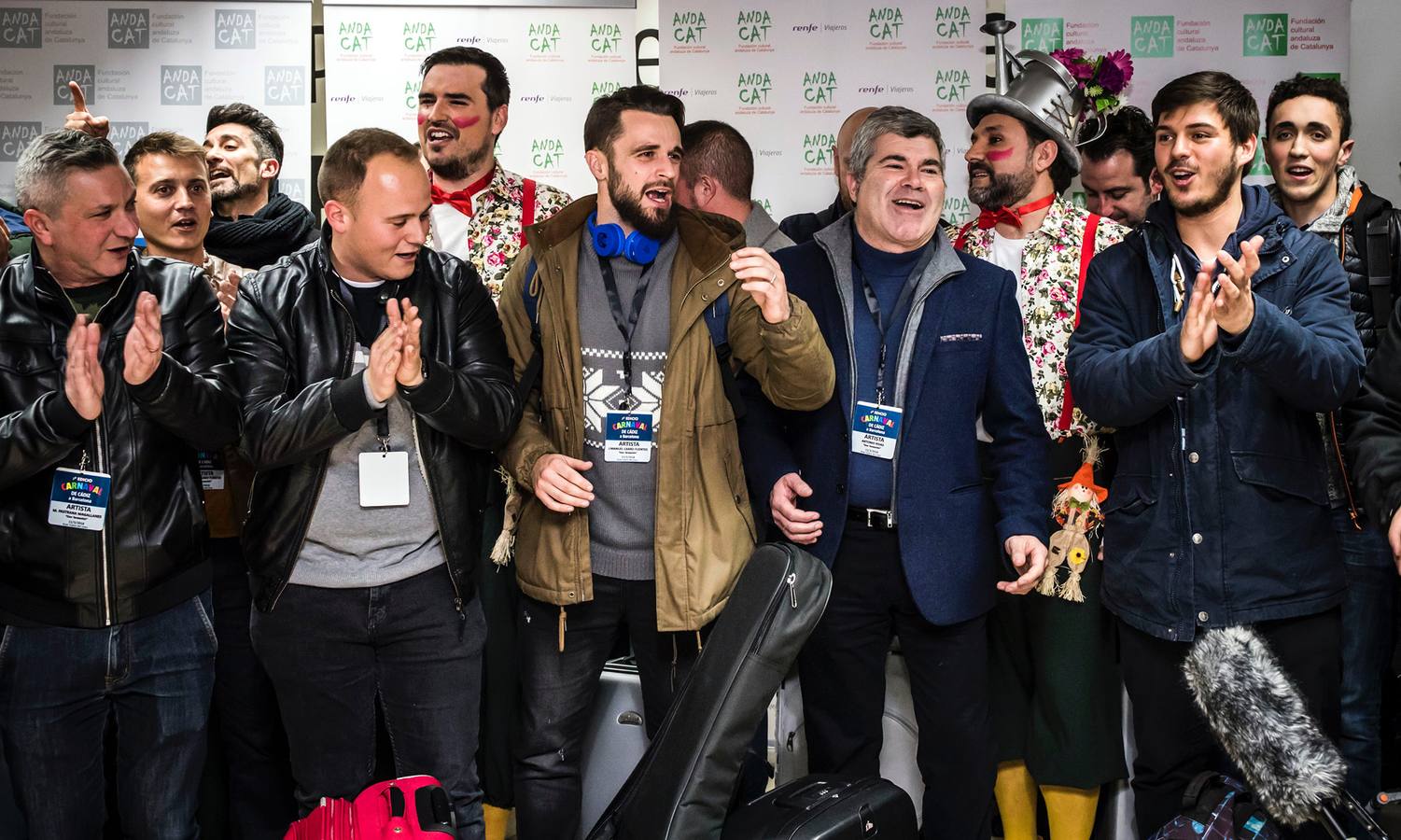 Una chirigota catalana recibe a los gaditanos que actúan en el Liceo