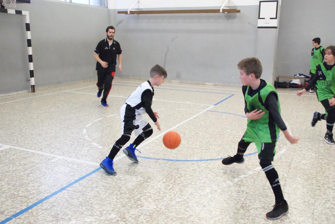 Las mejores imágenes del partido de baloncesto entre Escuelas Pías Aluche y Obispo Perello