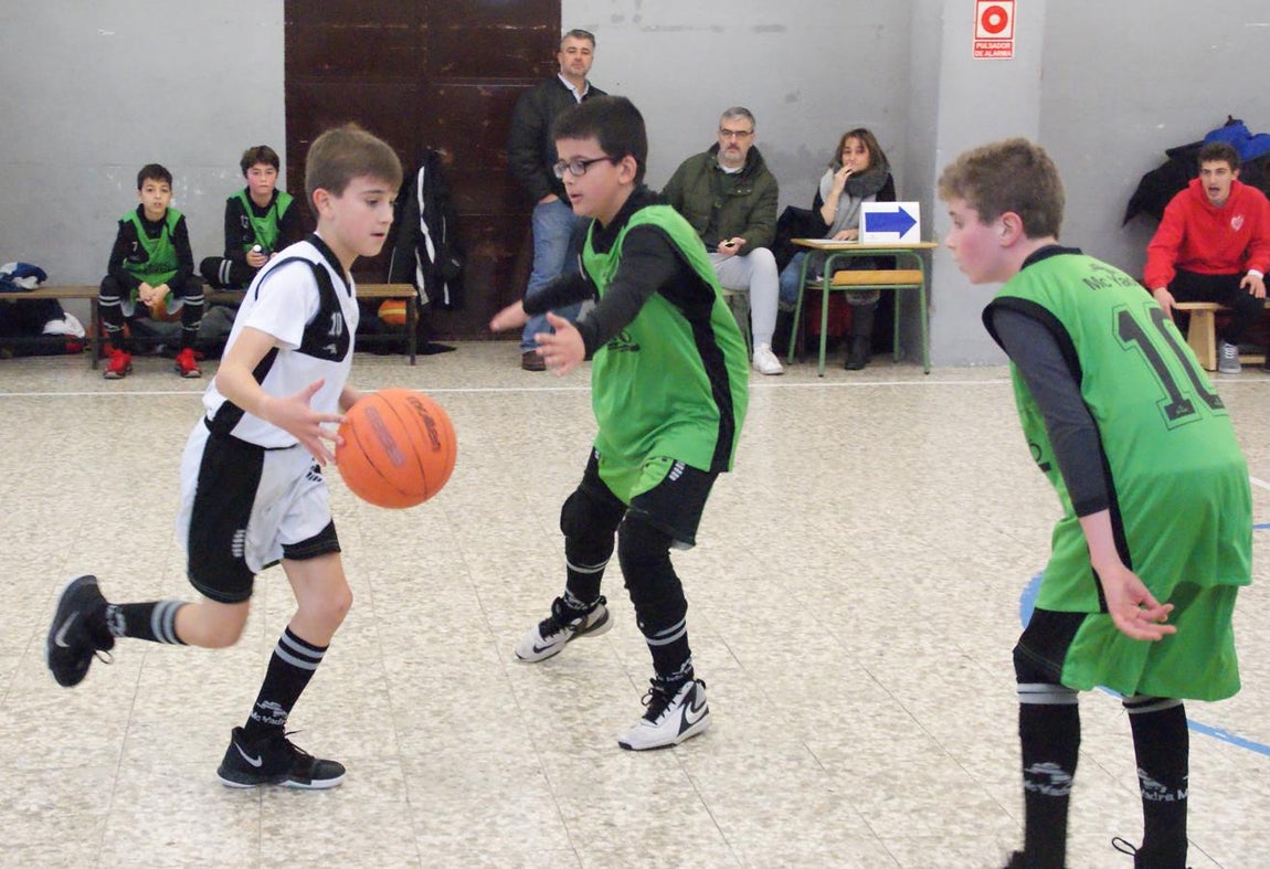 Las mejores imágenes del partido de baloncesto entre Escuelas Pías Aluche y Obispo Perello