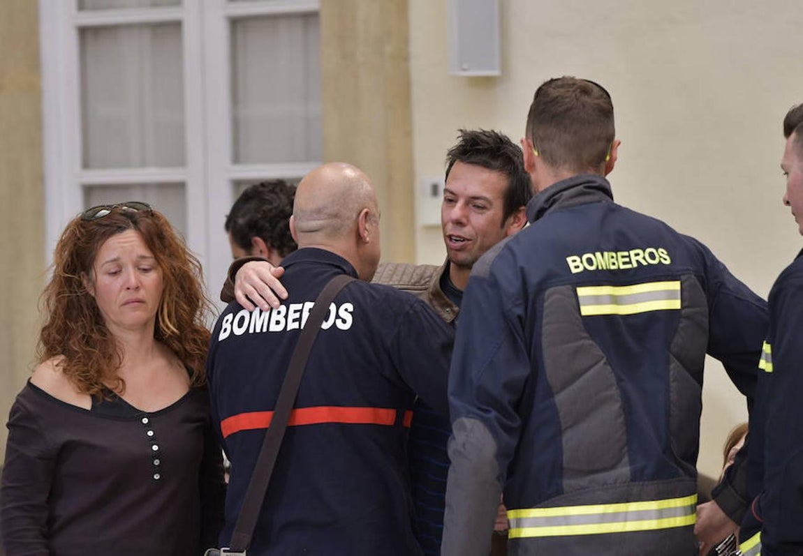 Ángel Cruz (segundo a la derecha), el padre del pequeño Gabriel, recibe el pésame de los bomberos en la capilla ardiente del niño instalada esta tarde en el Palacio Provincial de la Diputación de Almería.. 