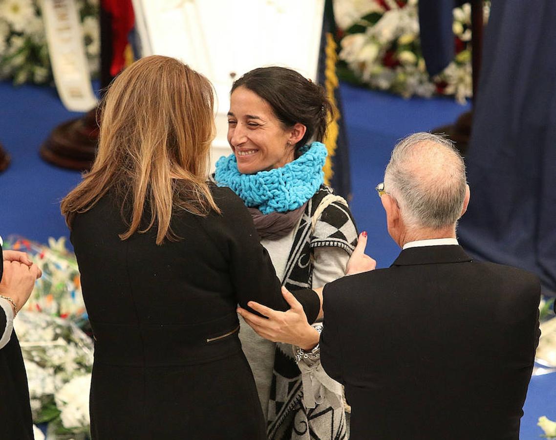 La presidenta andaluza, Susana Diaz (de espaldas), da el pésame a la madre del pequeño Gabriel, Patricia Ramírez, en la capilla ardiente instalada esta tarde en el Palacio Provincial de la Diputación de Almería.. 
