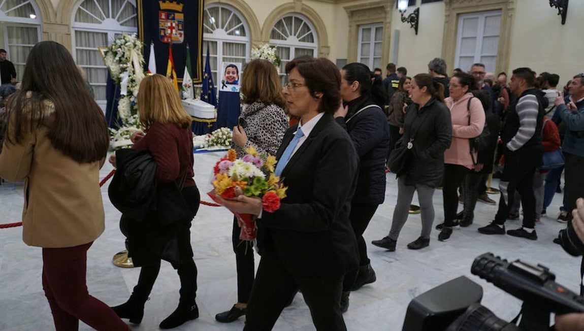 Cientos de personas visitanndo la capilla ardiente del niño Gabriel Cruz instalada esta tarde en el Palacio Provincial de la Diputación de Almería.. 