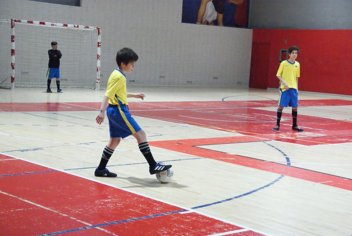 Las mejores imágenes del partido de fútbol sala entre Decroly y Jesús Maestro &quot;B&quot;