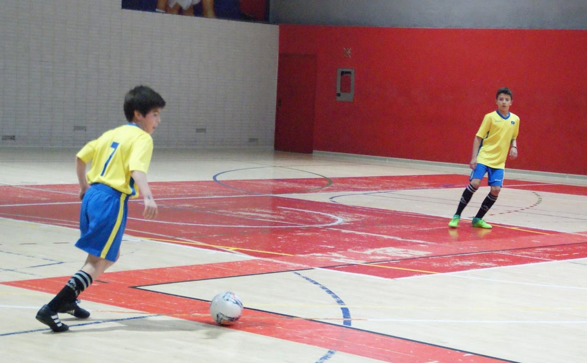 Las mejores imágenes del partido de fútbol sala entre Decroly y Jesús Maestro &quot;B&quot;