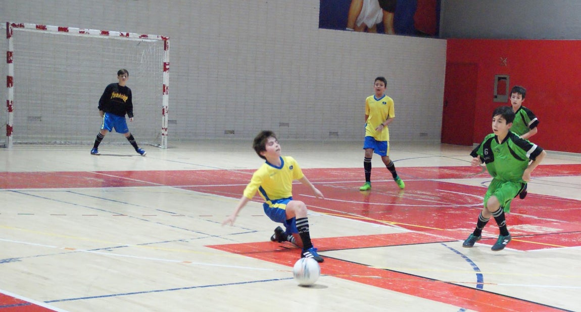 Las mejores imágenes del partido de fútbol sala entre Decroly y Jesús Maestro &quot;B&quot;