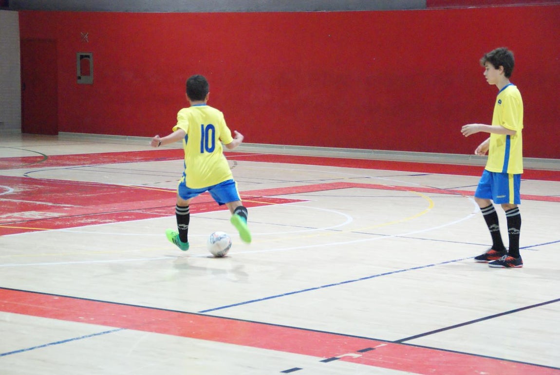 Las mejores imágenes del partido de fútbol sala entre Decroly y Jesús Maestro &quot;B&quot;