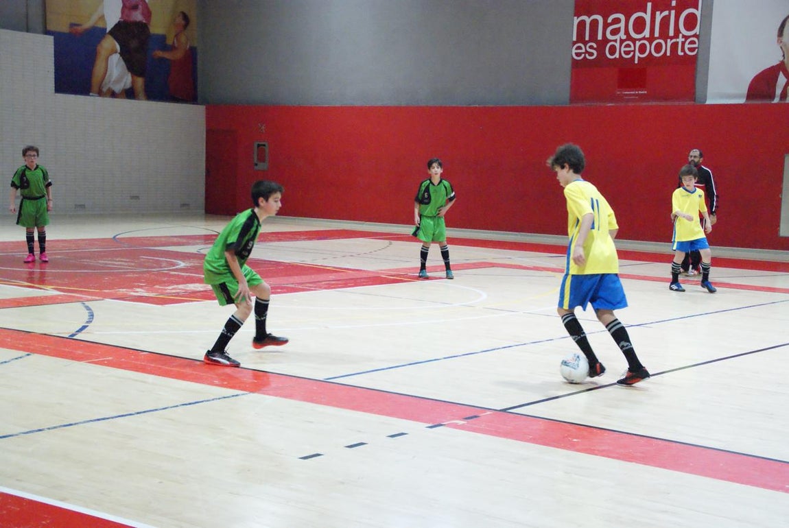 Las mejores imágenes del partido de fútbol sala entre Decroly y Jesús Maestro &quot;B&quot;