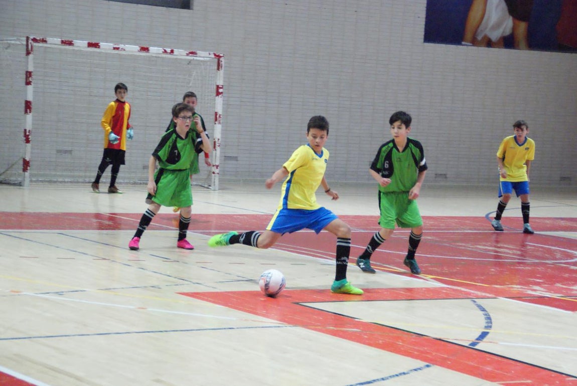 Las mejores imágenes del partido de fútbol sala entre Decroly y Jesús Maestro &quot;B&quot;