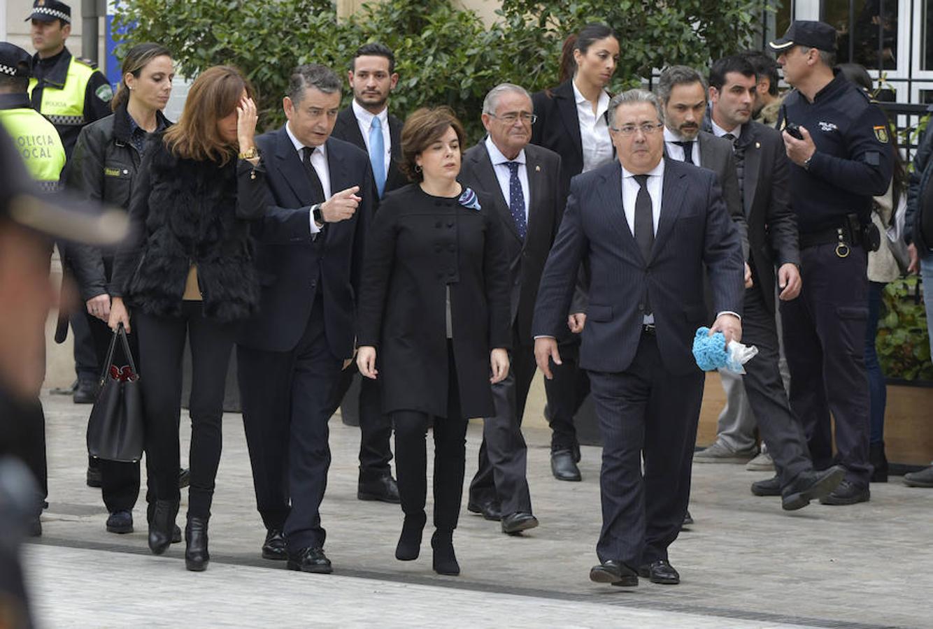 La vicepresidenta del Gobierno, Soraya Sáenz de Santamaría, y el ministro del Interior, Juan Ignacio Zoido, a su llegada a la catedral de Almería. 